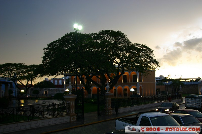 Campeche - Biblioteca
Mots-clés: patrimoine unesco orage sunset