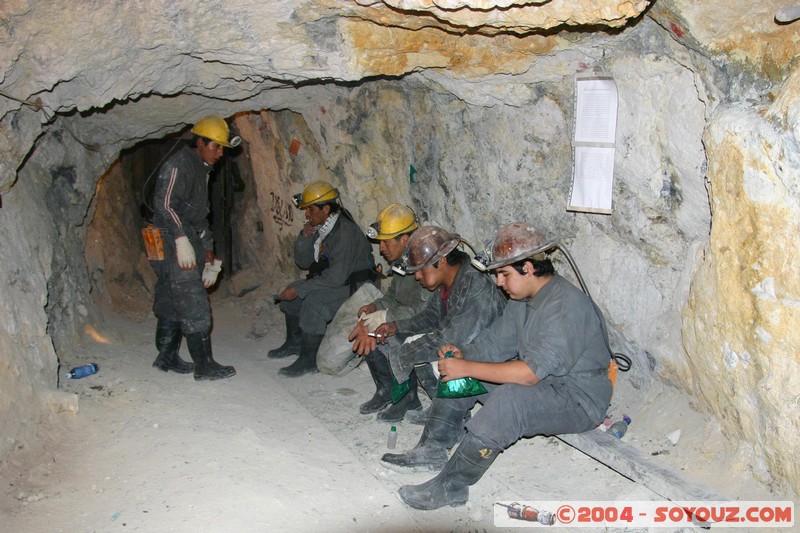 Cerro Rico - Mina Candelaria
Mots-clés: Mine grotte Mineurs personnes