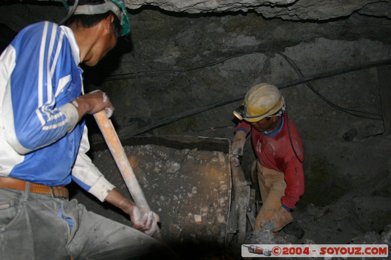 Cerro Rico - Mina Candelaria
Mots-clés: Mine grotte Mineurs personnes