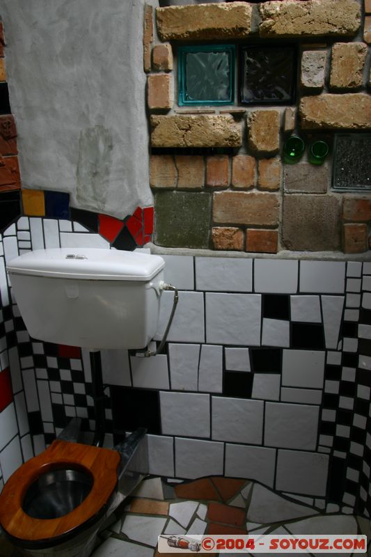 Kawakawa - The most famous toilet in New Zealand designed by Hundertwasser
Mots-clés: New Zealand North Island sculpture