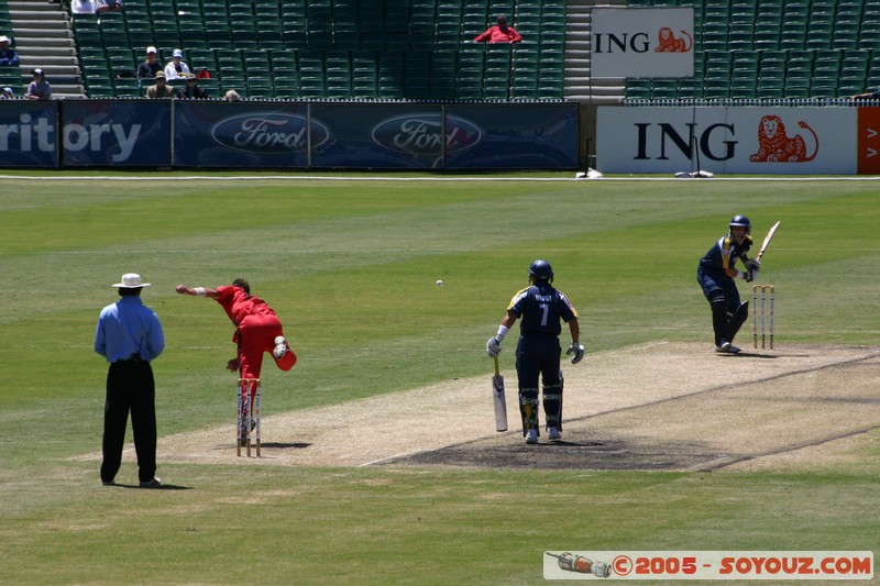 Melbourne's G - Bushrangers vs West End Redback - 02/01/2005
Mots-clés: sport cricket