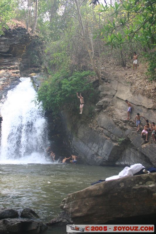 Around Chiang Mai - Young Thai jumping from a rock
Mots-clés: thailand Riviere cascade