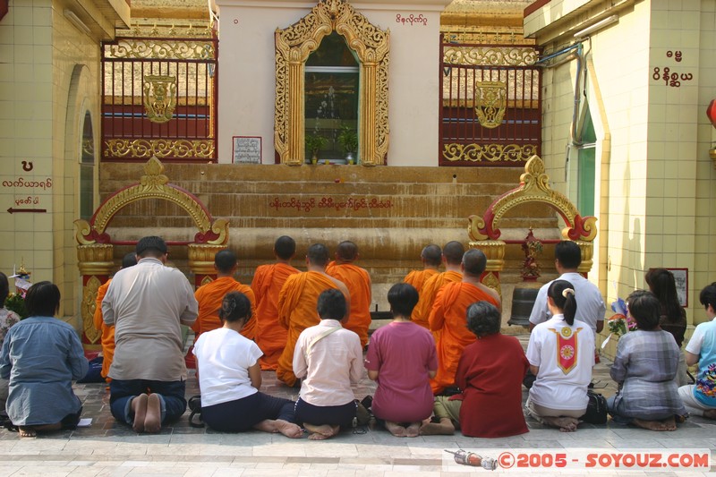 Yangon - Sule Paya
Mots-clés: myanmar Burma Birmanie Pagode personnes