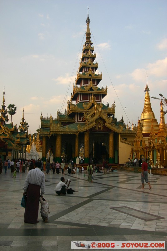 Yangon - Shwedagon Pagoda
Mots-clés: myanmar Burma Birmanie Pagode personnes