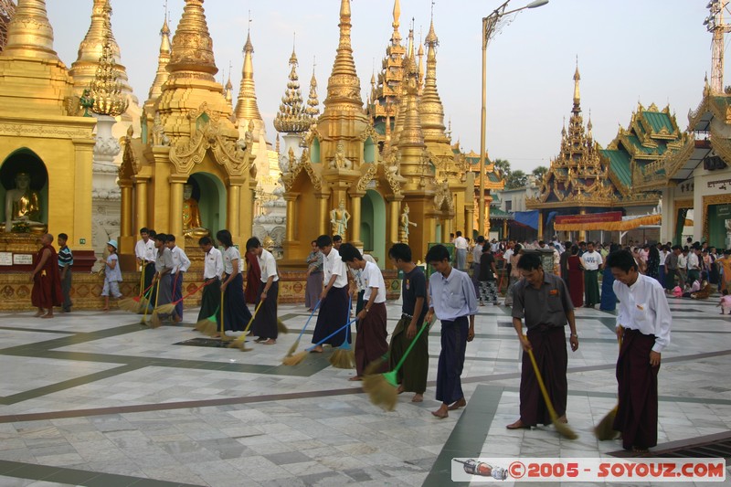 Yangon - Shwedagon Pagoda
Mots-clés: myanmar Burma Birmanie Pagode sunset personnes