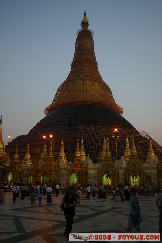 Yangon - Shwedagon Pagoda
Mots-clés: myanmar Burma Birmanie Pagode sunset