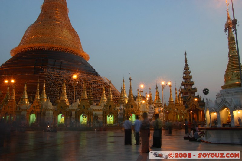 Yangon - Shwedagon Pagoda
Mots-clés: myanmar Burma Birmanie Pagode sunset personnes
