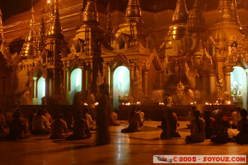 Yangon - Shwedagon Pagoda
Mots-clés: myanmar Burma Birmanie Pagode Nuit personnes
