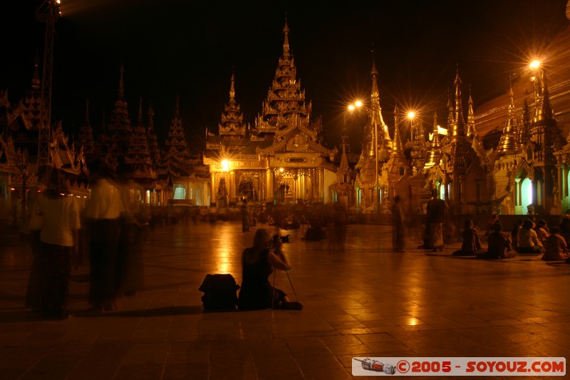 Yangon - Shwedagon Pagoda
Mots-clés: myanmar Burma Birmanie Pagode Nuit personnes