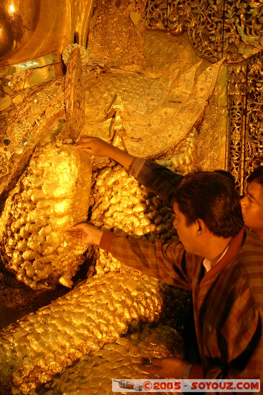 Mandalay - Mahamuni Paya - Buddha
Mots-clés: myanmar Burma Birmanie Pagode personnes