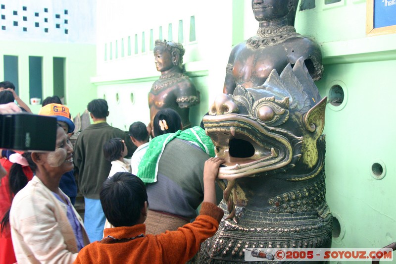 Mandalay - Mahamuni Paya - Khmer bronzes figures
Mots-clés: myanmar Burma Birmanie Pagode statue