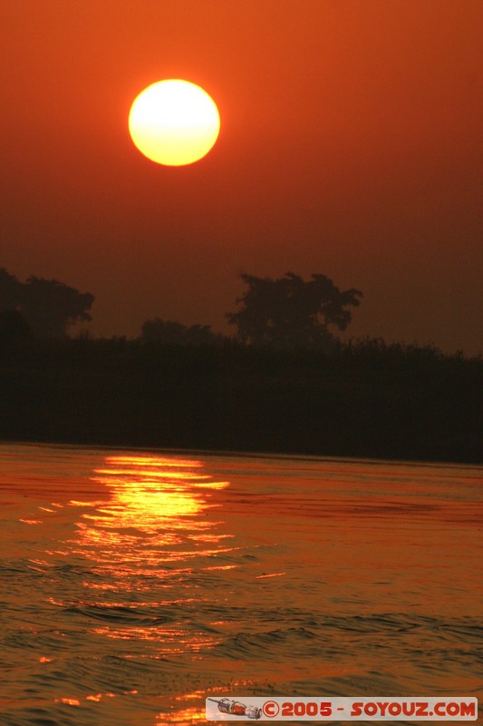 Sunrise on Ayeyarwady River
Mots-clés: myanmar Burma Birmanie Riviere sunset