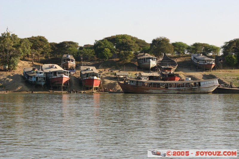 Bagan - Ayeyarwady river
Mots-clés: myanmar Burma Birmanie Riviere bateau
