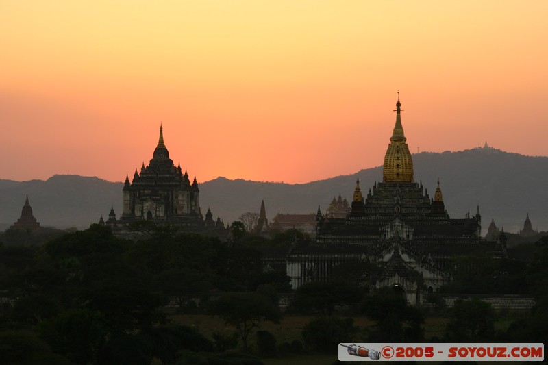 Bagan - That-byin-nyu Pahto and Ananda Pahto
Mots-clés: myanmar Burma Birmanie sunset Ruines Pagode