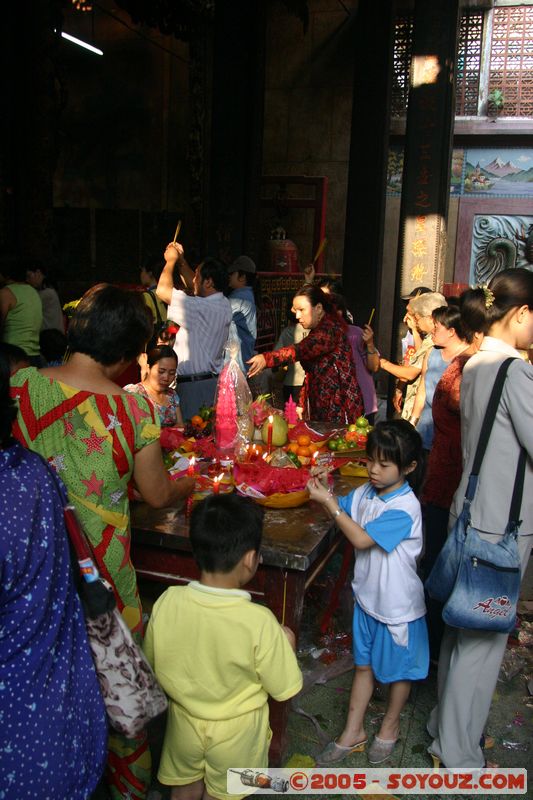 Saigon - Nghia An Hoi Quan Pagoda
Mots-clés: Vietnam HÃ´-Chi-Minh-Ville Ho Chi Minh Boudhiste Pagode personnes