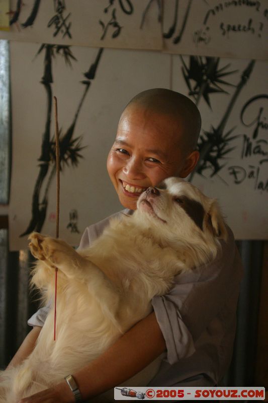 Around Dalat - Chicken Village - Woman and her dog
Mots-clés: Vietnam animals chien Insolite personnes