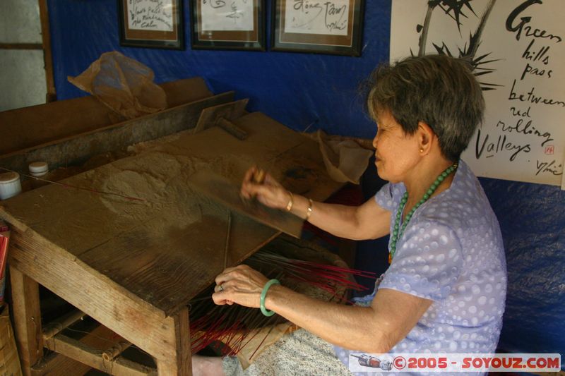 Around Dalat - Chicken Village - Incense making
Mots-clés: Vietnam personnes