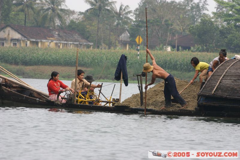 Perfume River - Sand-dredging boat
Mots-clés: Vietnam bateau personnes