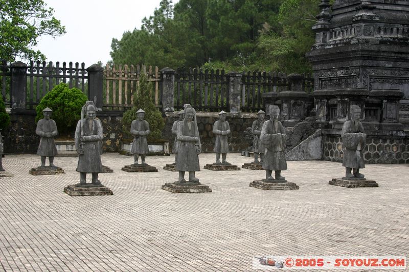 Tomb of Khai Dinh - mandarins statues
Mots-clés: Vietnam cimetiere statue