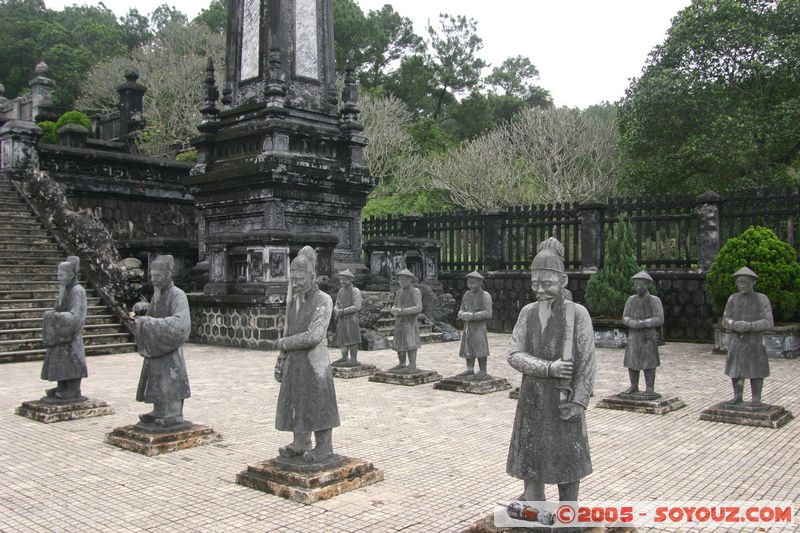 Tomb of Khai Dinh - mandarins statues
Mots-clés: Vietnam cimetiere statue
