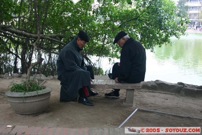 Hanoi - Ngoc Son Temple - Men playing chinese chess
Mots-clés: Vietnam personnes sport