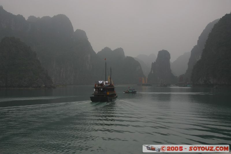Halong Bay
Mots-clés: Vietnam patrimoine unesco mer brume bateau