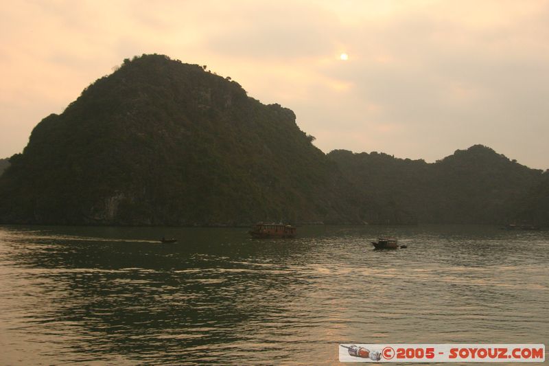 Halong Bay - Cat Ba Island - Sunset
Mots-clés: Vietnam patrimoine unesco mer brume sunset