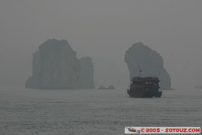 Halong Bay
Mots-clés: Vietnam patrimoine unesco mer brume bateau