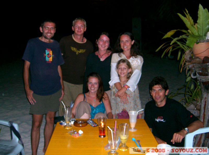 I, Kevin, Amy, Kenza, Lydie, ?, Kenza, Marco
never let people take pictures for you.. They are always blurry...
Mots-clés: Kecil Malaysia Perhentian Islands beach diving paradis paradise plongés scuba
