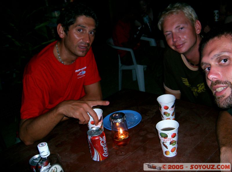 Marco, Kevin and I at a bar on Long Beach
Mots-clés: Kecil Malaysia Perhentian Islands beach diving paradis paradise plongés scuba
