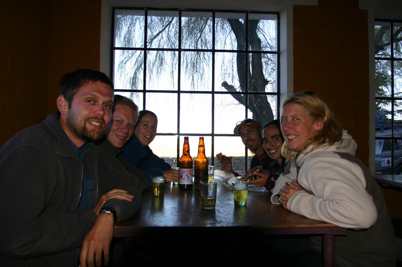Simon, Jacqui, Murray, Kim et Theresa
Les personnes avec qui j'ai voyagé dans le Salar de Uyuni.
Australiens, Neo-Zelandais, Anglaise - Salar de Uyuni (Bolivie) - Aout 2004
