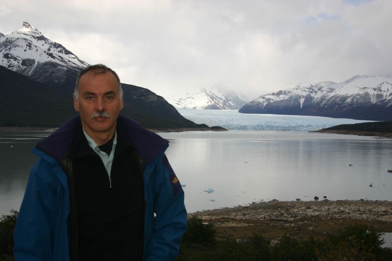 Jean Bernard
Il faisait partie de notre petit groupe en Patagonie.
Français - Perito Moreno (Argentine) - Octobre 2004
