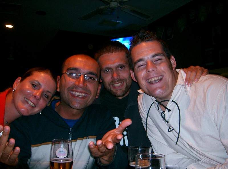 Dans une boite à Taupo
Soirée avec les autres personnes de l'hôtel
Américaine - Suisse - Ecossais - Taupo (Nouvelle-Zelande) - Octobre 2004
