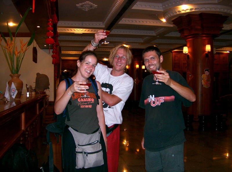 Marion et René
Compagnons de galère, à la recherche d'un hôtel à Siem Reap lors de la fête du nouvel an chinois.
Hollandais - Siem Reap (Cambodge) - Février 2005
