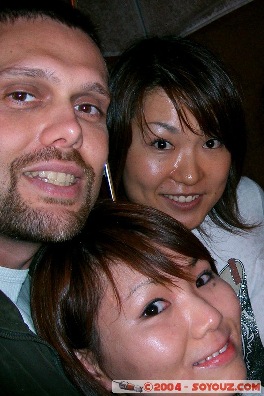 Sachiho et Kaori
Deux japonaises rencontrées à Dunedin en Nouvelle-Zelande, nous partagions le même hôtel.
Nous nous sommes rencontrés à nouveau lors de mon voyage au Japon.
Japonaises - Tokyo (Japon) - Octobre 2006
