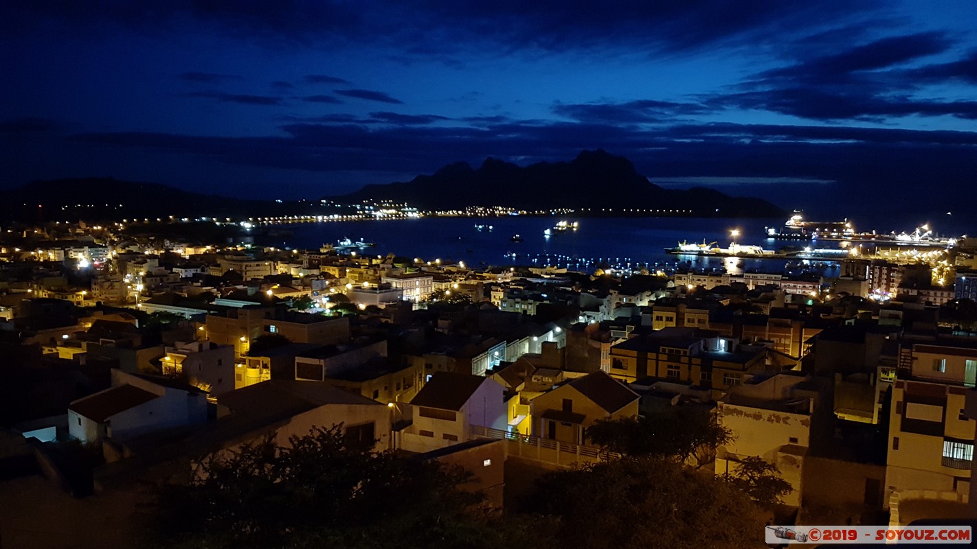 Sao Vicente - Mindelo by Night
Mots-clés: Sao Vicente Mindelo Solar Windelo Mer Nuit Lumiere