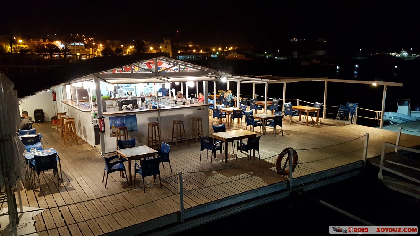 Sao Vicente - Mindelo by Night - Marina Floating Bar
Mots-clés: Sao Vicente Mindelo Marina Floating Bar Nuit