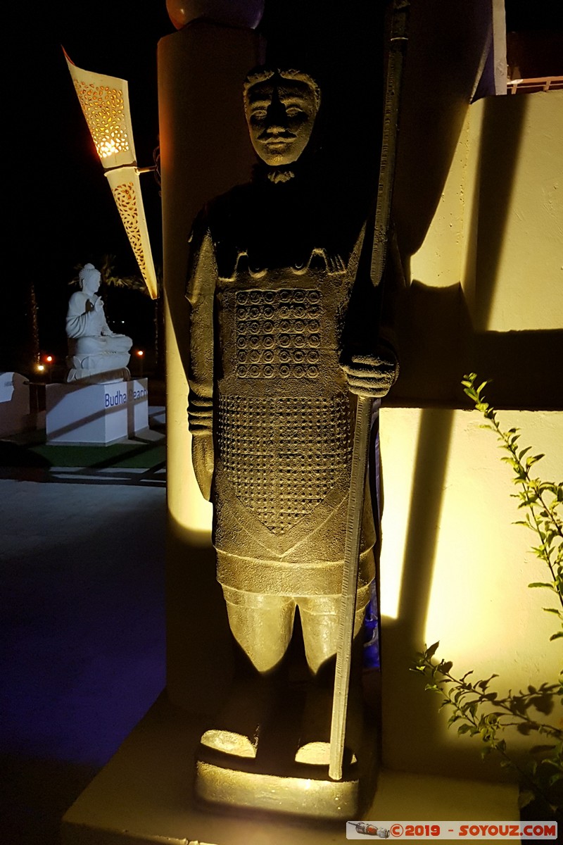 Sal - Santa Maria by night - The Budha Beach Hotel
Mots-clés: Sal Santa Maria The Budha Beach Hotel sculpture statue