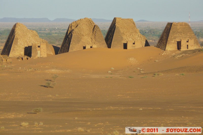 Sunrise on Meroe pyramids
Mots-clés: geo:lat=16.93379448 geo:lon=33.75636220 geotagged Hillat ed Darqab Nahr an NÄ«l SDN Soudan Ruines Egypte patrimoine unesco sunset Desert