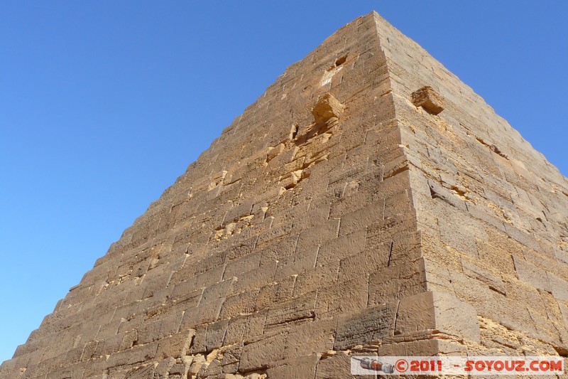 Meroe Pyramids - Southern Cemetery
Mots-clés: geo:lat=16.93454886 geo:lon=33.75122845 geotagged Hillat ed Darqab Nahr an NÄ«l SDN Soudan Ruines Egypte patrimoine unesco Desert