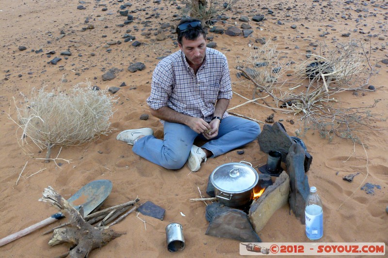 Meroe - Camp site - Preparing Diner
Mots-clés: geo:lat=16.93328387 geo:lon=33.75507206 geotagged Hillat ed Darqab Nahr an NÄ«l Soudan
