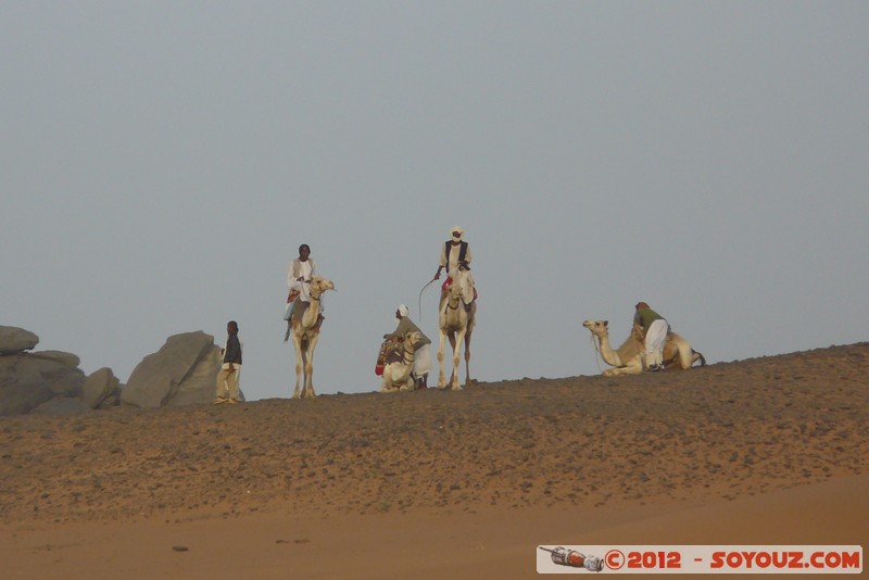 Meroe - Local People
Mots-clés: geo:lat=16.93302040 geo:lon=33.75696328 geotagged Hillat ed Darqab Nahr an NÄ«l Soudan personnes animals chameau