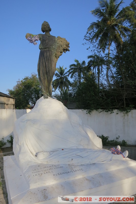 Grand-Bassam - Monument aux Morts (de la fièvre jaune)
Mots-clés: CÃ´te d&#039;Ivoire geo:lat=5.19469644 geo:lon=-3.73276055 geotagged patrimoine unesco statue Monument Grand Bassam