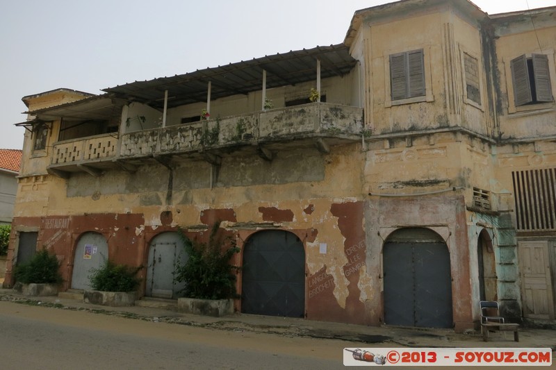 Grand-Bassam - Quartier historique
Mots-clés: CIV CÃ´te d'Ivoire patrimoine unesco Grand Bassam Colonial Francais Ruines France geo:lat=5.19600532 geo:lon=-3.72934073 geotagged Lagunes