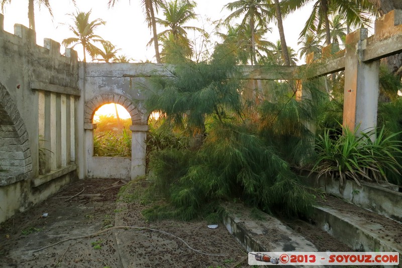 Assinie - Maison abandonnee
Mots-clés: CIV CÃ´te d&#039;Ivoire Sud-Como Ruines sunset