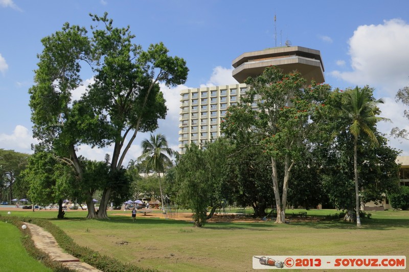 Yamoussoukro - Hotel President "La tour"
Mots-clés: CIV CÃ´te d&#039;Ivoire geo:lat=6.80127721 geo:lon=-5.25155067 geotagged Lacs Nzuessi Yamoussoukro Hotel President 70&#039;s Architecture