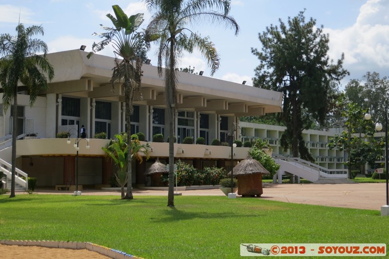 Yamoussoukro - Hotel President "Batiment"
Mots-clés: CIV CÃ´te d&#039;Ivoire geo:lat=6.80187379 geo:lon=-5.25181890 geotagged Lacs Nzuessi Yamoussoukro Hotel President 70&#039;s Architecture