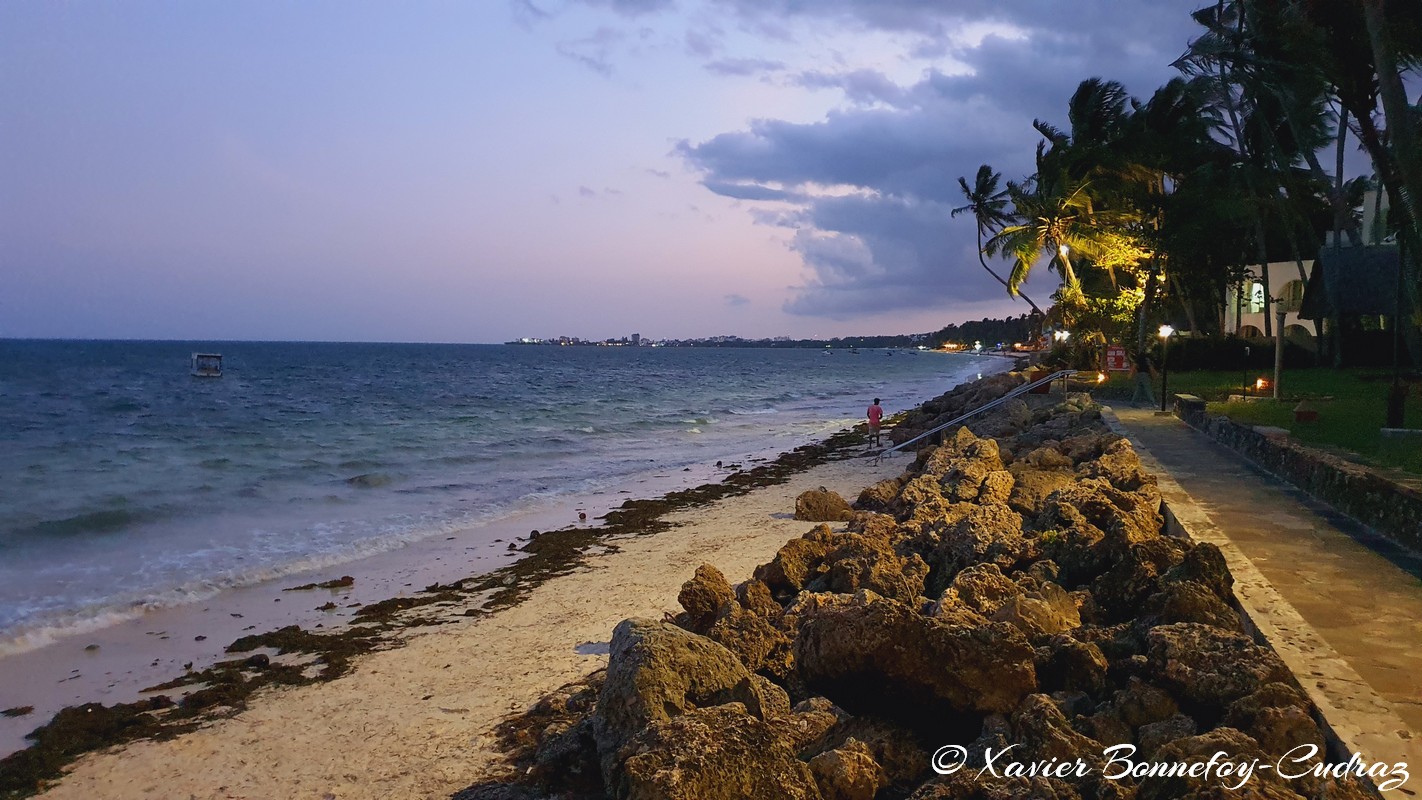 Mombasa - Bamburi Beach - Sunset
Mots-clés: Bamburi Beach geo:lat=-3.98748790 geo:lon=39.73974521 geotagged KEN Kenya Mombasa Severin Sea Lodge sunset plage Mer