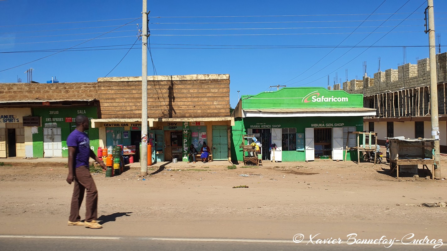 Isiolo - Shops along the road
Mots-clés: Bulla Pesa geo:lat=0.33786305 geo:lon=37.57915634 geotagged Isiolo KEN Kenya