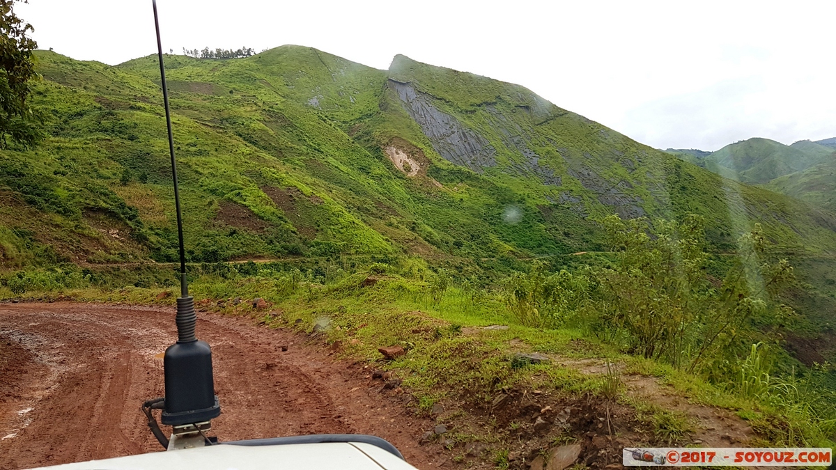 Sud Kivu - Route des Escarpements
Mots-clés: geo:lat=-2.70611111 geo:lon=28.97111111 geotagged Sud-Kivu Route des Escarpements COD République Démocratique du Congo